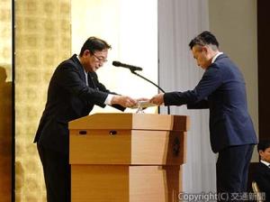 綿貫社長（左）から表彰状を受け取る受賞者代表