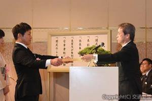 古宮社長（右）から表彰状を受け取る受章者代表