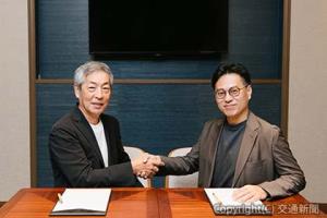 契約締結する角谷社長（右）とホテルマネージメントジャパンの荒木潤一代表取締役ＣＯＯ（ＪＲ九州ホテルズアンドリゾーツ提供）