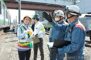 警察、消防と情報を共有する現地責任者（ＪＲ東日本提供）