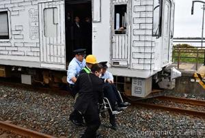陸中八木―有家間で地震による津波を想定した避難誘導訓練を実施（ＪＲ東日本青森事業本部提供）
