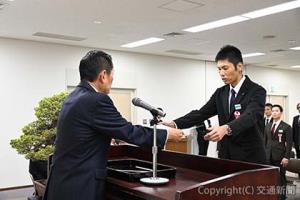 西牧会長（左）から表彰状を受け取る受賞者代表（ＪＲ四国提供）
