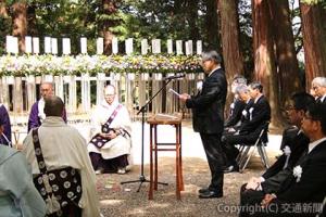 追悼の言葉を述べる倉坂社長（ＪＲ西日本提供）