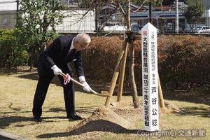 記念植樹する芦谷理事長（鉄道総研提供）