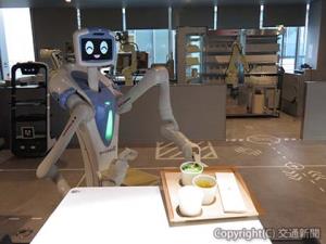 調理から配膳までこなすロボット。〝働く〟飲食エリアのすぐ隣りに研究スペースを備え、稼働状況はすぐにフィードバックできるようになっている