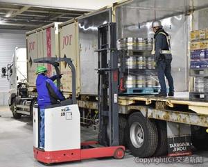ＤＰＬ札幌レールゲートで行われた積み荷の移し替え作業
