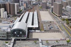 エースワンの営業終了後、高松駅北側隣接地（アーチ状屋根の右側）は更地に。ここに開発する建物の規模や内容について、さまざまな案が検討された